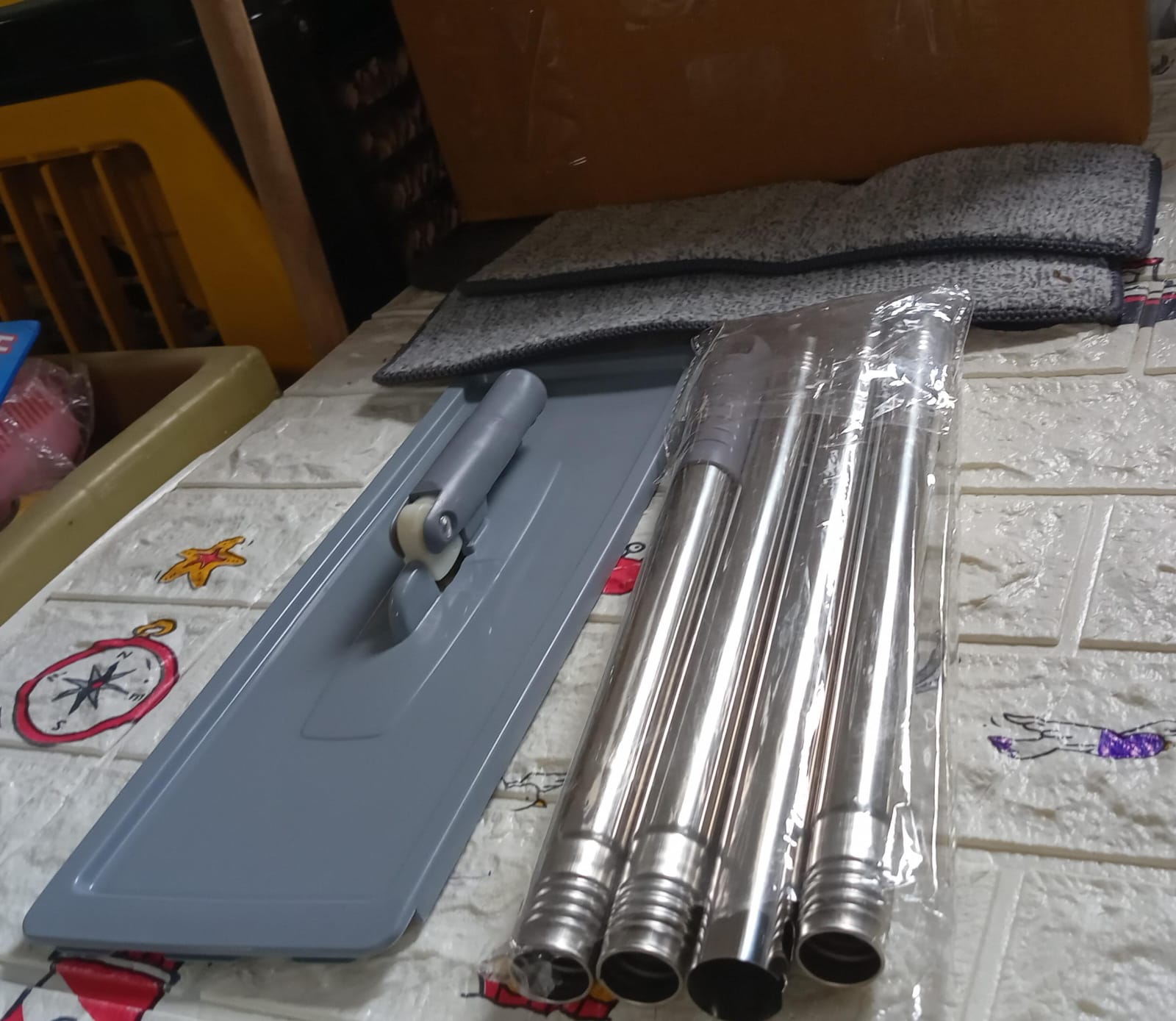 Rotating mop head for versatile cleaning Rotating mop head for versatile cleaning